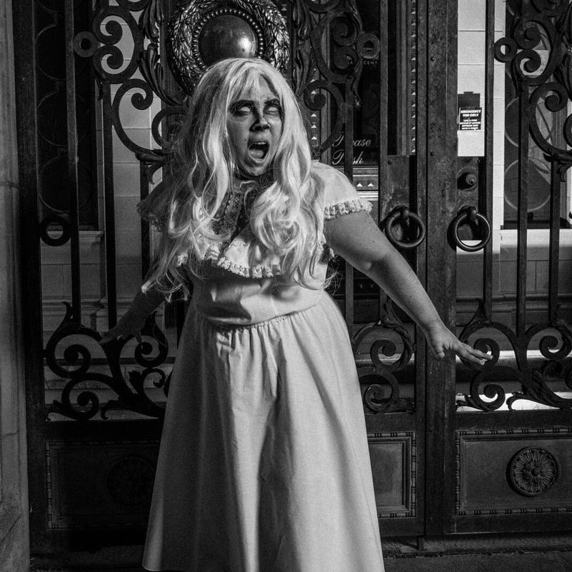 lady-in-white-screaming lady-in-white-screaming